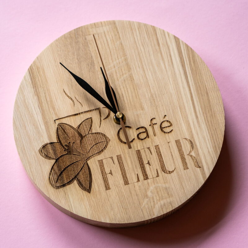 lasergasten-eiken-klok-met-gravure-logo-horeca-bedrijf lasergasten eiken klok met gravure logo horeca bedrijf