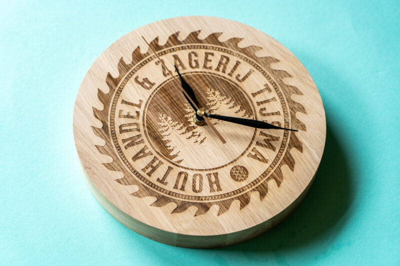 lasergasten klok met gravure logo cadeau relatiegeschenk