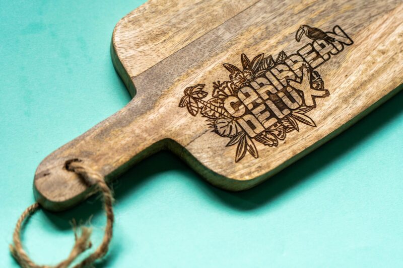 lasergasten mango plank logo horeca restaurant gravure