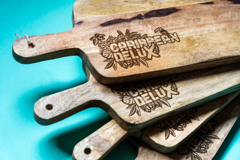 lasergasten mango serveerplanken met gravure logo horeca restaurant