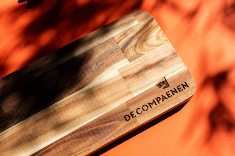 lasergasten kerstpakket borrelplank met gravure geschenk personeel-logo bedrijf