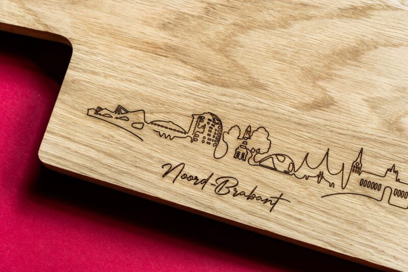 Houten serveerplank met gegraveerde skyline van Noord-Brabant - cadeau tip Lasergasten