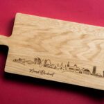 Eikenhouten borrelplank met gegraveerde skyline van Noord-Brabant - persoonlijk cadeau Lasergasten