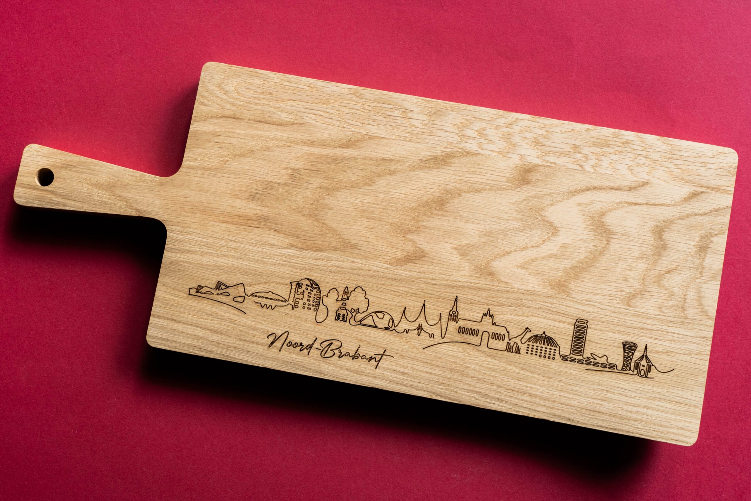 Eikenhouten borrelplank met gegraveerde skyline van Noord-Brabant - persoonlijk cadeau Lasergasten