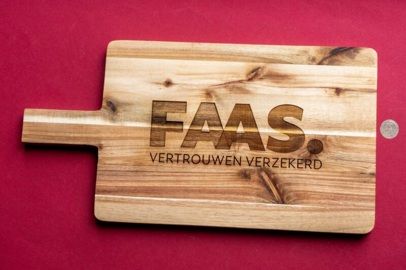 Eikenhouten borrelplank 40x21 cm met handvat en gegraveerd logo in grijstinten - Lasergasten fotogravure