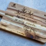Teakhouten borrelplank met handvat en gegraveerd bedrijfslogo - premium relatiegeschenk Lasergasten