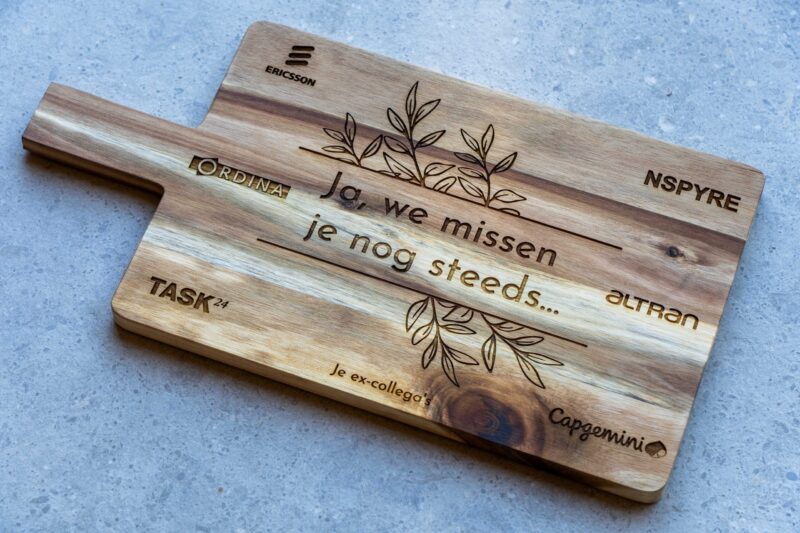 Teakhouten borrelplank met handvat en gegraveerd bedrijfslogo - premium relatiegeschenk Lasergasten