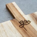 Eikenhouten borrelplank 40x21 cm met handvat en gegraveerd logo Gîtes - relatiegeschenk met gravure Lasergasten