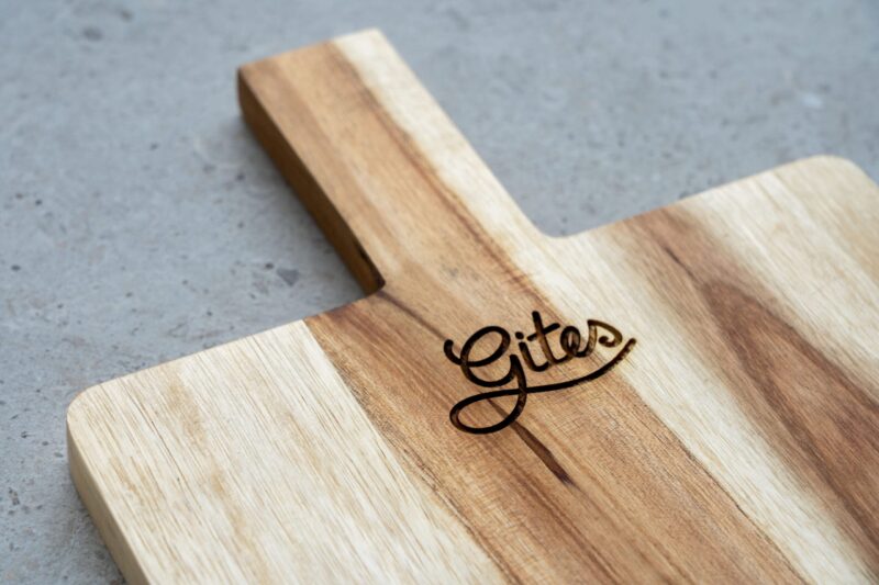 Eikenhouten borrelplank 40x21 cm met handvat en gegraveerd logo Gîtes - relatiegeschenk met gravure Lasergasten