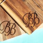 Eikenhouten borrelplank 40x21 cm met handvat en gegraveerd logo BB - zakelijk relatiegeschenk Lasergasten