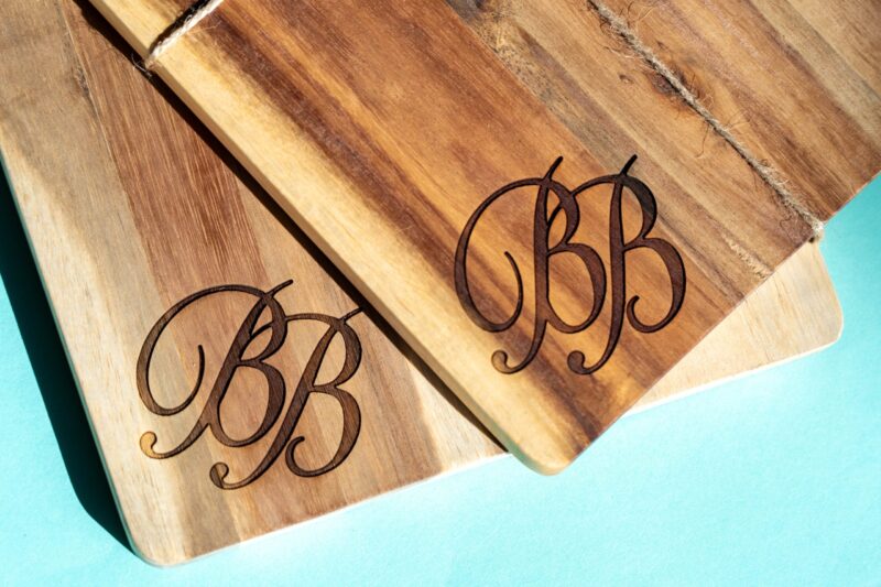 Eikenhouten borrelplank 40x21 cm met handvat en gegraveerd logo BB - zakelijk relatiegeschenk Lasergasten