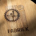 eiken borrelplank gravure meerdere kleuren grijstinten logo