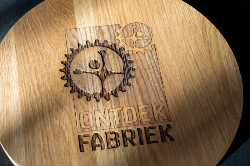 eiken borrelplank gravure meerdere kleuren grijstinten logo