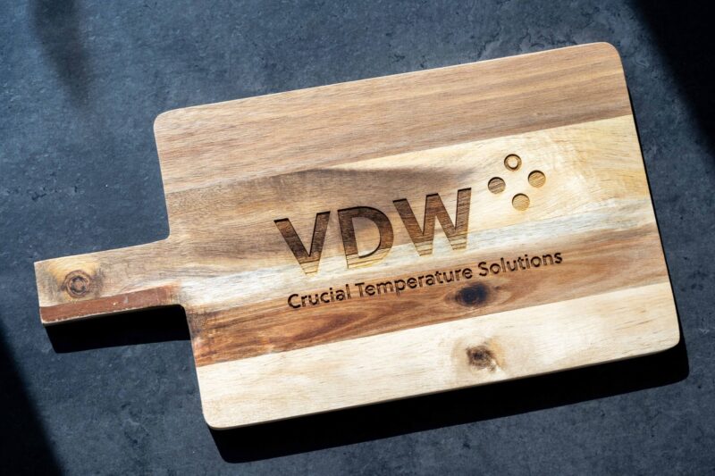 lasergasten acacia borrelplank gravure logo bedrijf