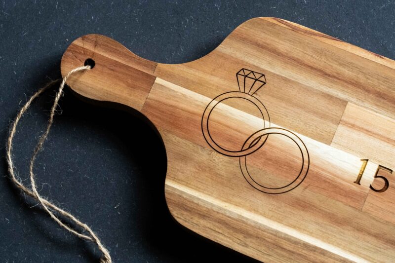 Grote acacia borrelplank met lasergravure als bruiloftscadeau - luxe serveerplank huwelijksgeschenk Lasergasten