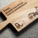 Close-up Epilog lasermachine tijdens het graveren van hout - Lasergasten productietechniek