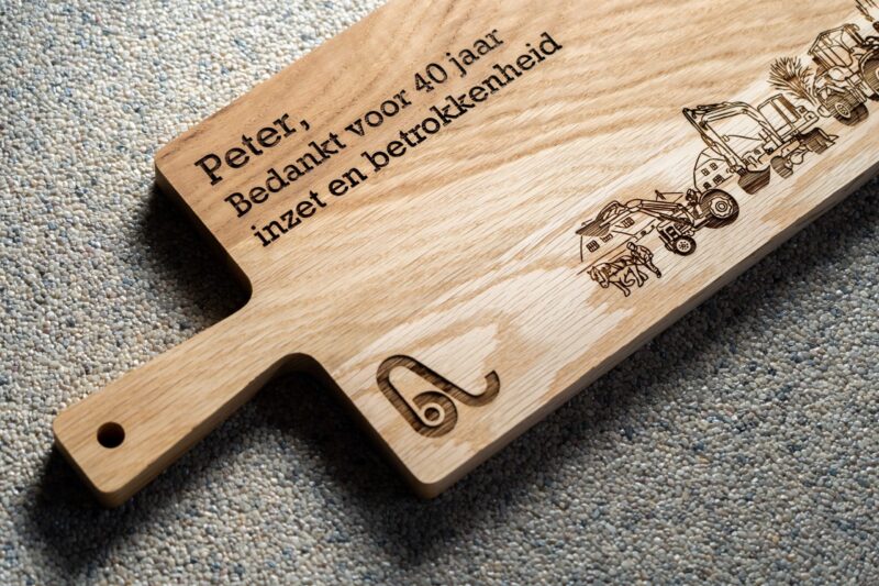 Close-up Epilog lasermachine tijdens het graveren van hout - Lasergasten productietechniek