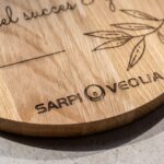 lasergasten borrelplank met gravure logo bedrijf
