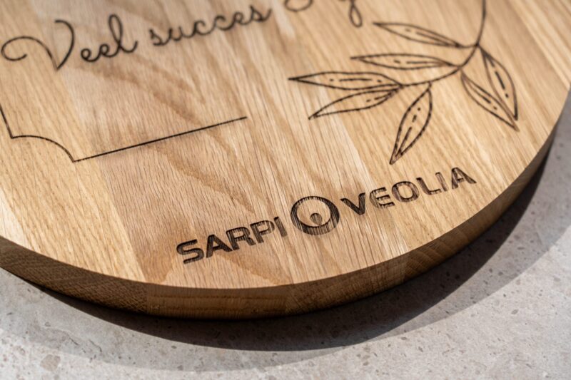 lasergasten borrelplank met gravure logo bedrijf