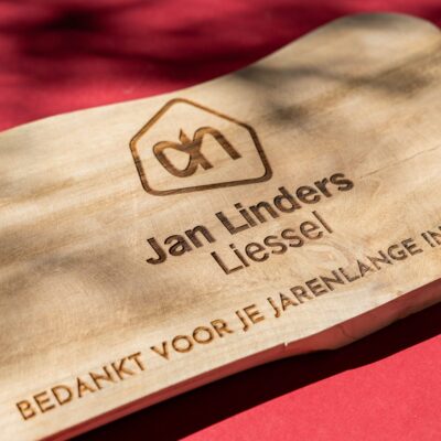 lasergasten borrelplank robuust gravure logo bedrijf afscheid collega cadeau