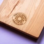 Eikenhouten borrelplank met gegraveerd ontwerp voor verjaardagscadeau - persoonlijk geschenk Lasergasten