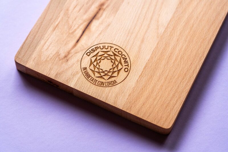 Eikenhouten borrelplank met gegraveerd ontwerp voor verjaardagscadeau - persoonlijk geschenk Lasergasten