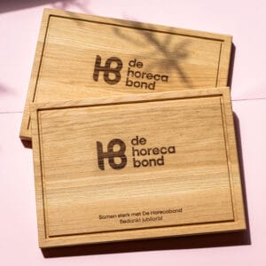Eikenhouten borrelplank met sapgeul en gegraveerd logo als relatiegeschenk - Lasergasten bedrijfscadeau