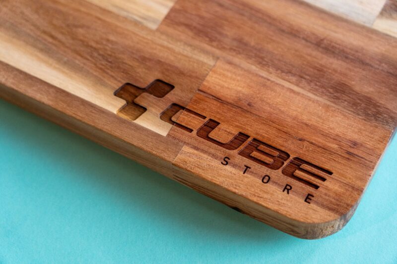 lasergasten grote borrelplank met gravure logo bedrijf relatiegeschenk