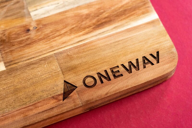 lasergasten grote borrelplank met gravure logo bedrijf