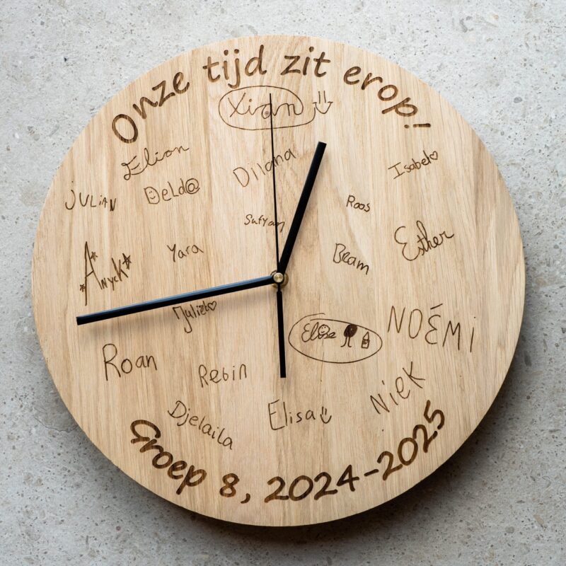 lasergasten-grote-houten-klok-35cm-met-gravure-klas-cadeau-meester-juf-groep-8 Grote ronde houten wandklok 35 cm met lasergravure eigen ontwerp - gepersonaliseerde wandklok Lasergasten