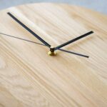 lasergasten-grote-houten-klok-close-up-wijzers-35cm grote houten klok ⌀35cm met eigen ontwerp