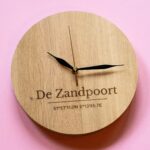 lasergasten houten klok coordinaten bedrijfsnaam gravure