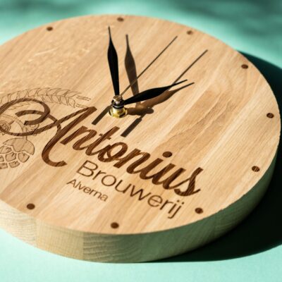 lasergasten houten klok horeca brouwerij logo gravure