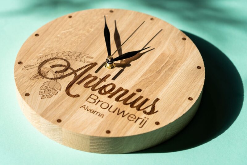 lasergasten houten klok horeca brouwerij logo gravure
