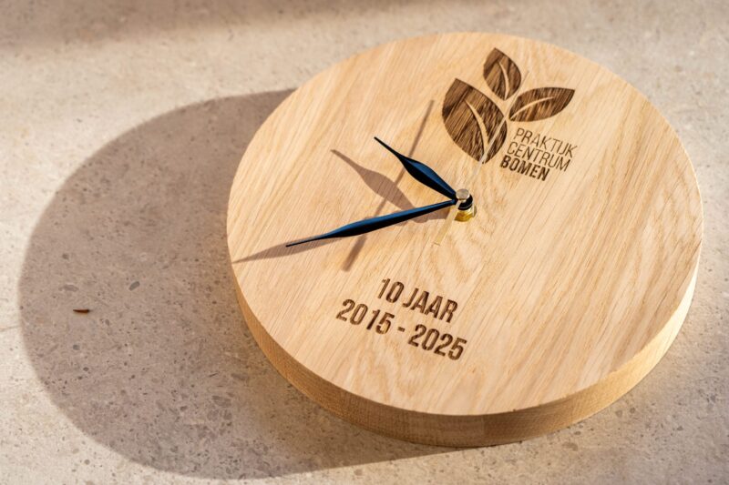 lasergasten houten klok jubileum geschenk bedrijfslogo gravure