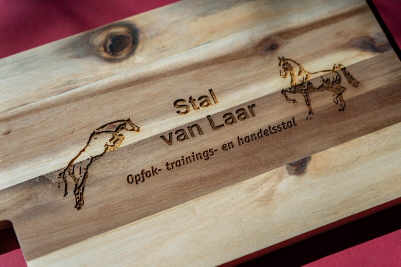 lasergasten logo gravure acacia hout