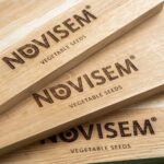 Eikenhouten borrelplank met gegraveerd ontwerp - gepersonaliseerde serveerplank als cadeau Lasergasten