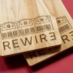 Productfoto Lasergasten gegraveerd houten product - close-up lasergravure op eikenhout