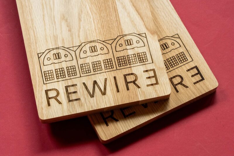 Productfoto Lasergasten gegraveerd houten product - close-up lasergravure op eikenhout