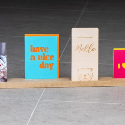 Eikenhouten LP houder met groef voor vinyl plaat en lasergravure Now Playing - muziekcadeau Lasergasten