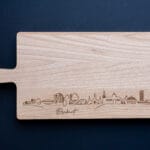 Eikenhouten borrelplank met handvat en gegraveerde skyline van Brabant - herkenbare Brabantse monumenten en kerken met lasergravure, personaliseerbaar cadeau van Lasergasten