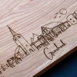 Eikenhouten borrelplank met gegraveerde skyline van Grashoek - lokaal dorpscadeau Lasergasten