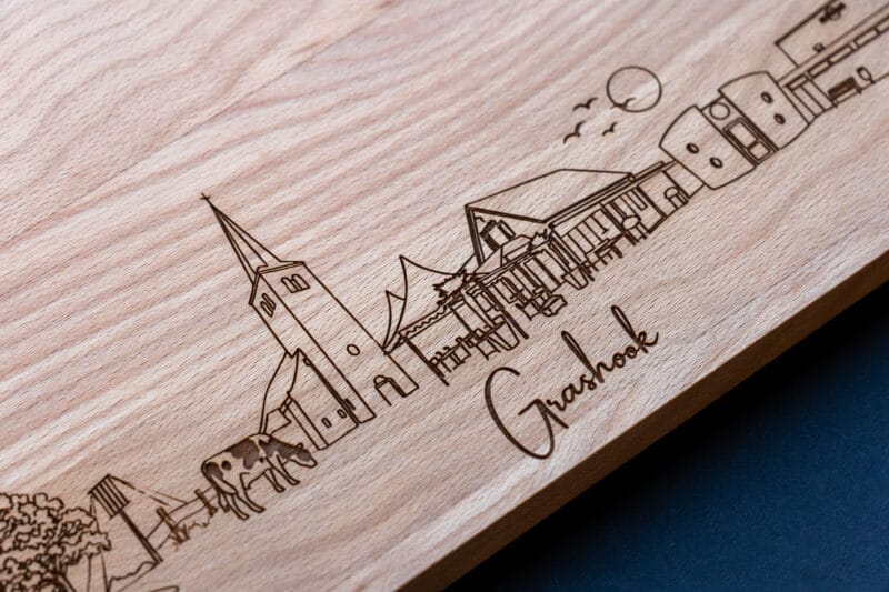 Eikenhouten borrelplank met gegraveerde skyline van Grashoek - lokaal dorpscadeau Lasergasten