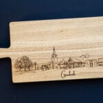 Eikenhouten borrelplank met gegraveerde skyline van Eindhoven - Eindhovens cadeau Lasergasten