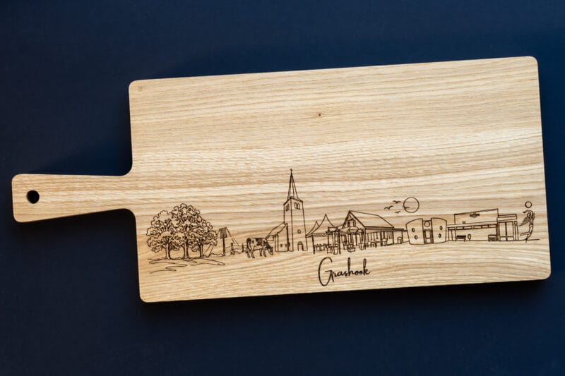 Eikenhouten borrelplank met gegraveerde skyline van Eindhoven - Eindhovens cadeau Lasergasten