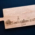 Eikenhouten borrelplank met gegraveerde skyline van Amsterdam - Amsterdams cadeau Lasergasten
