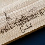 Eikenhouten borrelplank met gegraveerde skyline van Grashoek - Lokaal stadscadeau Lasergasten