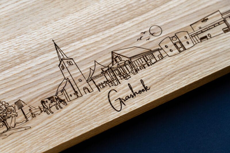 Eikenhouten borrelplank met gegraveerde skyline van Grashoek - Lokaal stadscadeau Lasergasten