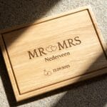lasergasten bruiloft cadeau mr mrs trouwerij borrelplank gravure
